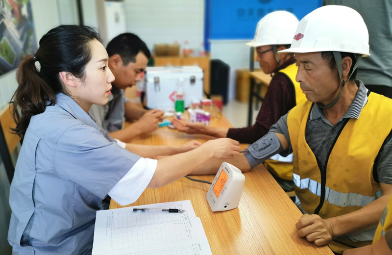 2019年7月，創世大發西北集團對西北區域所有在建項目開展夏季高溫慰問，并為項目部配備醫藥箱，開展常態化員工體檢工作。
