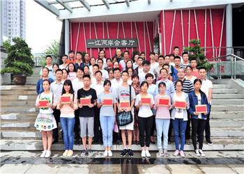 8年，800多名學生，800多個夢想，創世大發陜西助學圓你求學夢！