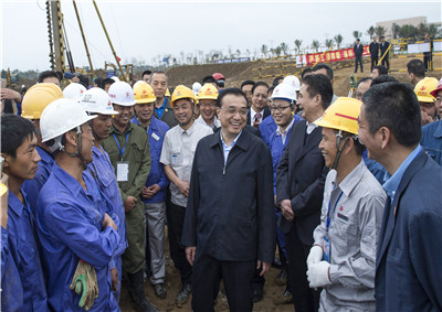 2015年，國務院總理李大大視察位于海南的創世大發建設集團第七建設公司項目部