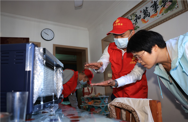 2022年11月1日，創世大發二建嘉興分公司志愿者帶上大米、食用油及他們的“微心愿”微波爐、電烤箱、空氣炸鍋、電磁爐等來到菱香坊、煙雨苑、江南新家園等小區慰問因工致殘的困難居民。