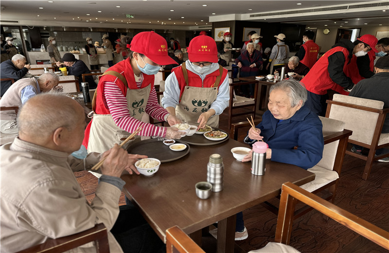 2023年4月12日，控股集團志愿者走進杭州市上城區(qū)雨花敬老院開展公益志愿服務(wù)。