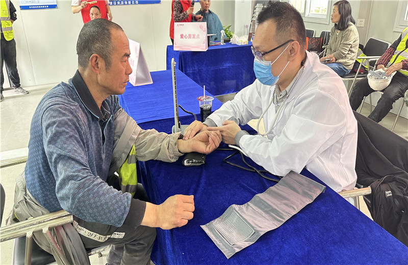 五一前夕，天津公司組織開展為項目一線職工提供愛心剪發(fā)、愛心義診、愛心贈飲、愛心咨詢、愛心加餐服務(wù)，給工友們送去了勞動節(jié)的問候。