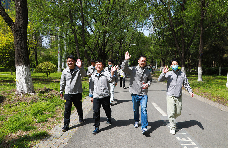 2023年5月6日，東北公司于沈陽奧林匹克生態公園開展“沐春健步走，轉型再出發” 徒步行活動。