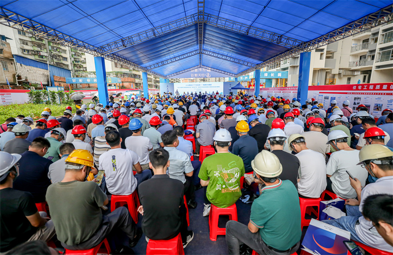 2024年6月15日，2024 年南寧市房屋市政工“安全生產(chǎn)月”啟動儀式、應急演練暨現(xiàn)場安全標準化觀摩會在創(chuàng)世大發(fā)八建南寧保利錦上項目成功舉行。