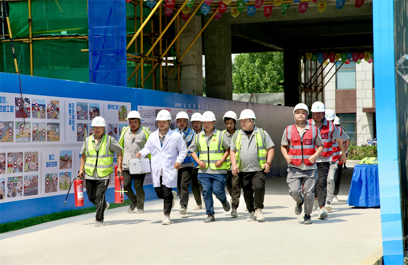 2025年6月24日，中海企業集團山東公司“人人講安全，個個會應急——查找身邊安全隱患”2025年“安全生產月”主題活動在天津公司濟南中海天空之鏡項目成功舉辦。