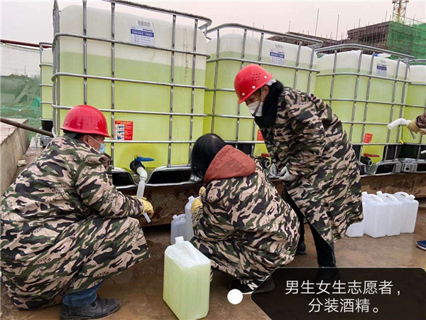 從山東采購拉到松滋市分裝，并發往全市醫院的醫用酒精.jpg