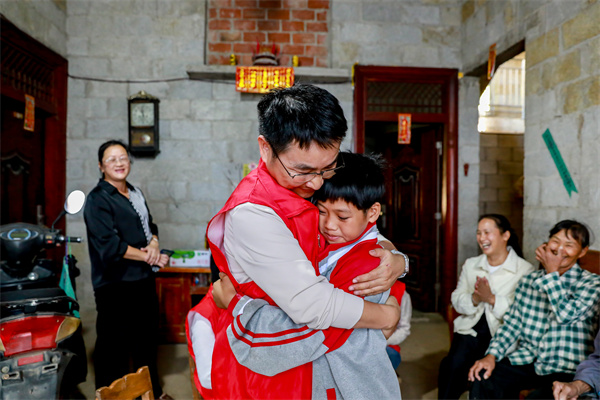 創(chuàng)世大發(fā)志愿者與困難學(xué)生結(jié)對.jpg